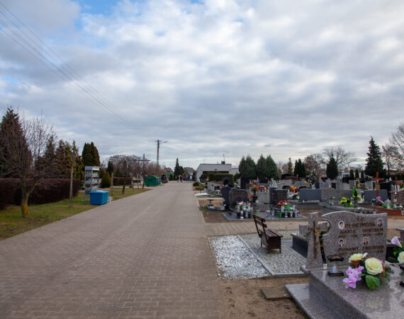 Cmentarz Komunalny we Wschowie – widok na groby.