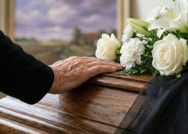 Formalności po śmierci bliskiej osoby – jak zgłosić zgon i wybrać zakład pogrzebowy