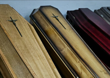 Kremacja czy tradycyjny pochówek – pogrzeb tradycyjny a pogrzebowy z urną