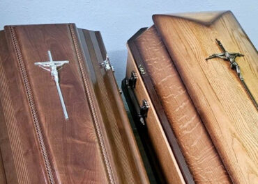 Jak wybrać trumnę lub urnę – rodzaje, materiały i na co zwrócić uwagę