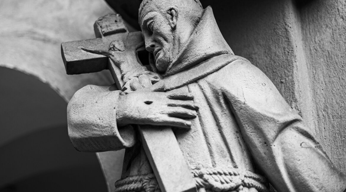 Pochówek na cmentarzu – ostatnie pożegnanie podczas pogrzebu katolickiego