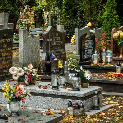 Groby przygotowane na Wszystkich Świętych