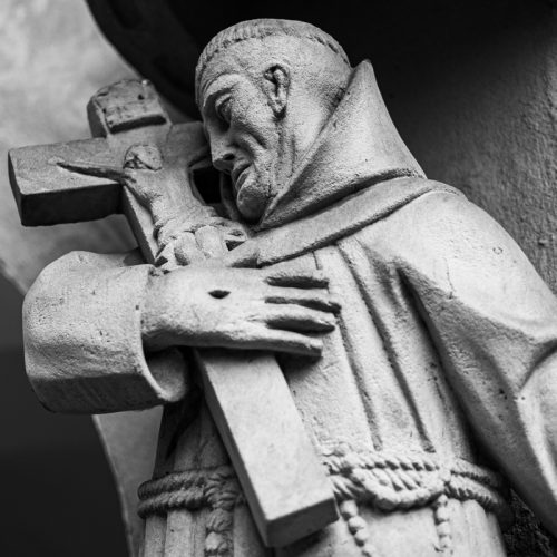 Pochówek na cmentarzu – ostatnie pożegnanie podczas pogrzebu katolickiego